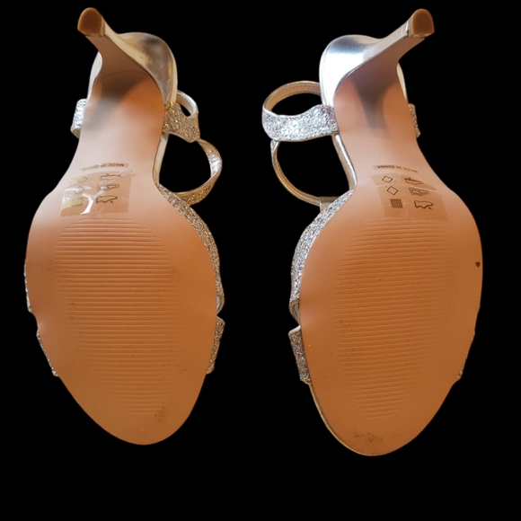 Michelangelo silver iridescent dress sandal.  Size 7 - Picture 5 of 6